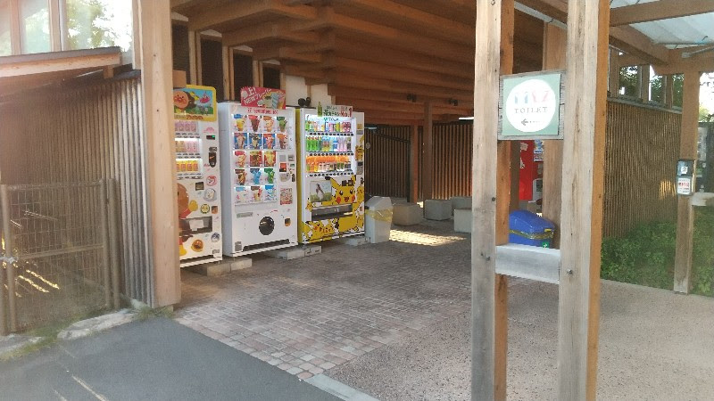 愛媛県松山市マテラの森屋外スペース、自動販売機