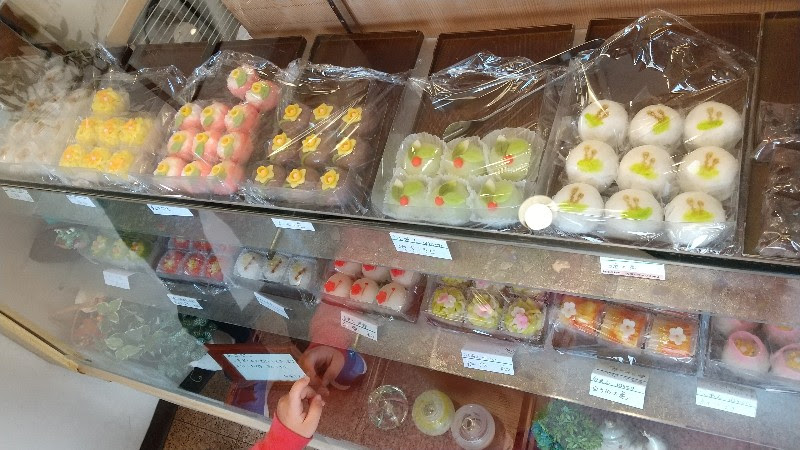 松山市和菓子の大塚練り切りの入ったショーケース