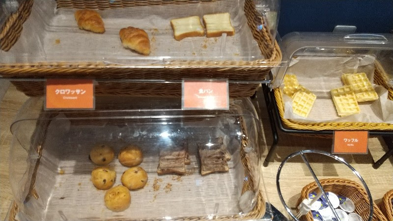 コンフォートホテル高松の無料朝食のパンとワッフル