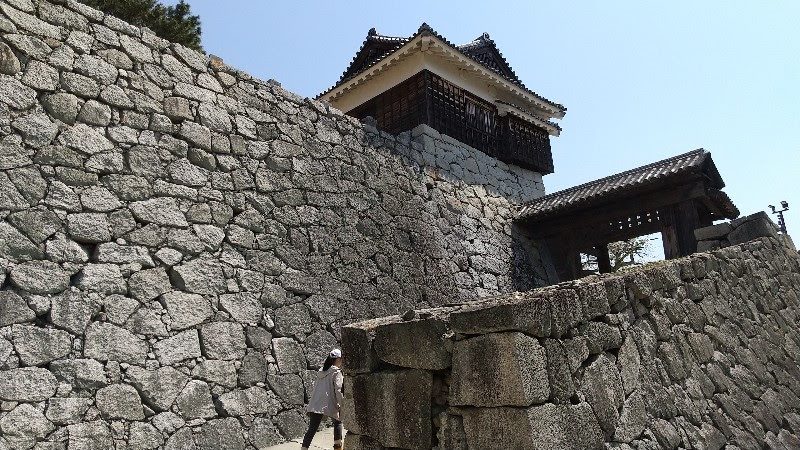 愛媛の観光スポット、松山城の石垣と戸無門