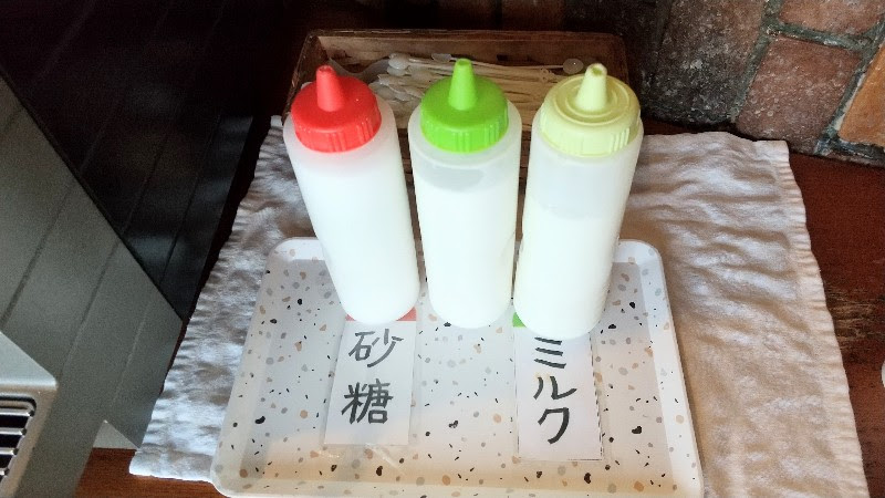 松山市、パンステージメリーの無料コーヒーコーナーの砂糖とミルク