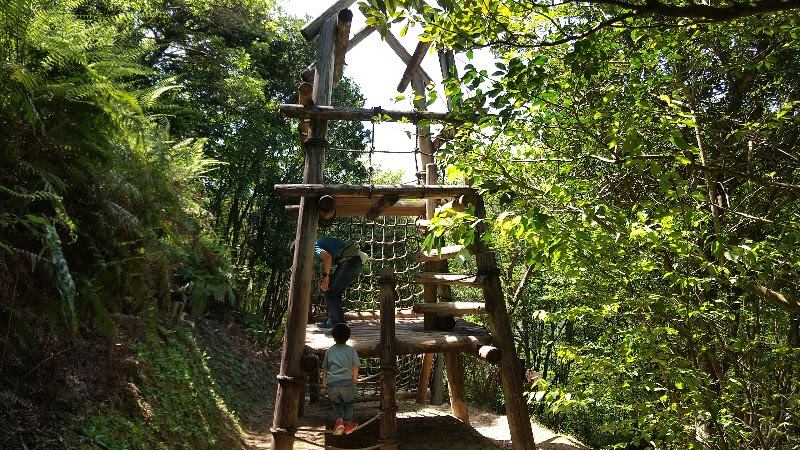 えひめ森林公園フィールドアスレチック6. 地芳峠のネットをのぼり階段から降りる