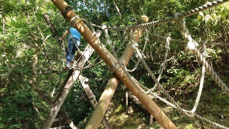えひめ森林公園フィールドアスレチック25.銅山峰のロープの上を歩いて渡る