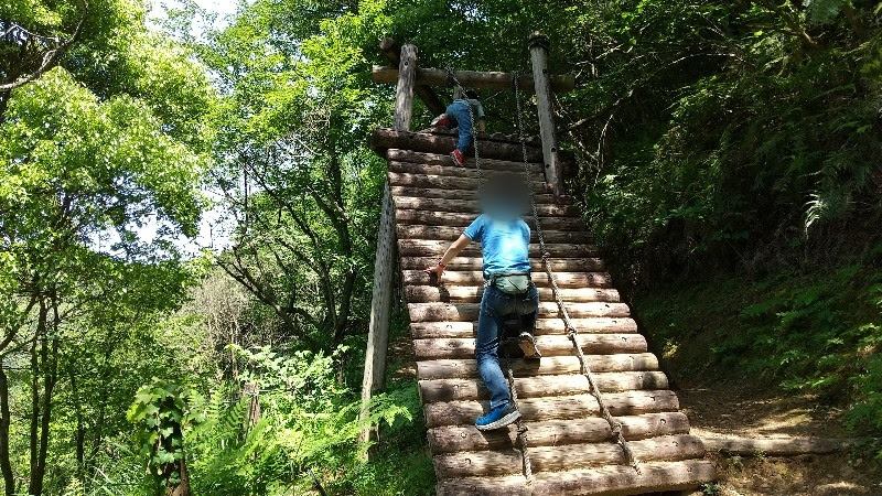 えひめ森林公園フィールドアスレチック3. 白猪滝のロープをつかんで上まで登る