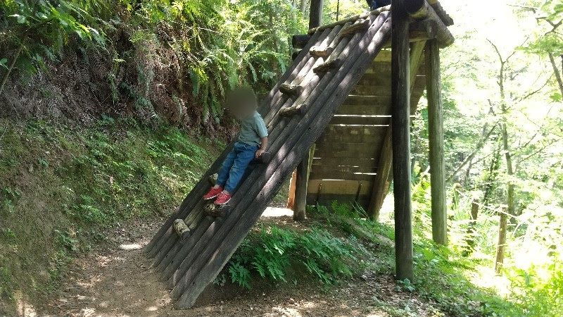 えひめ森林公園フィールドアスレチック3. 白猪滝のロープをつかんで上まで登り、反対側から降りる
