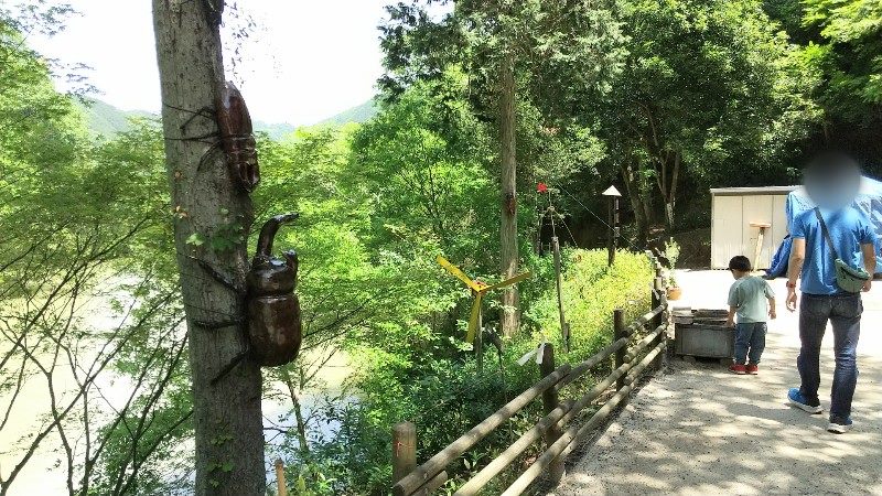 えひめ森林公園の巨大なカブトムシとクワガタ