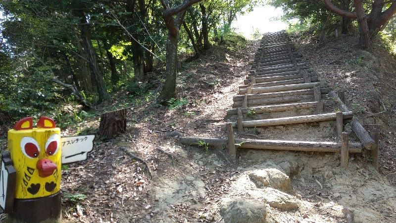 えひめ森林公園の第一林間広場へ向かう階段