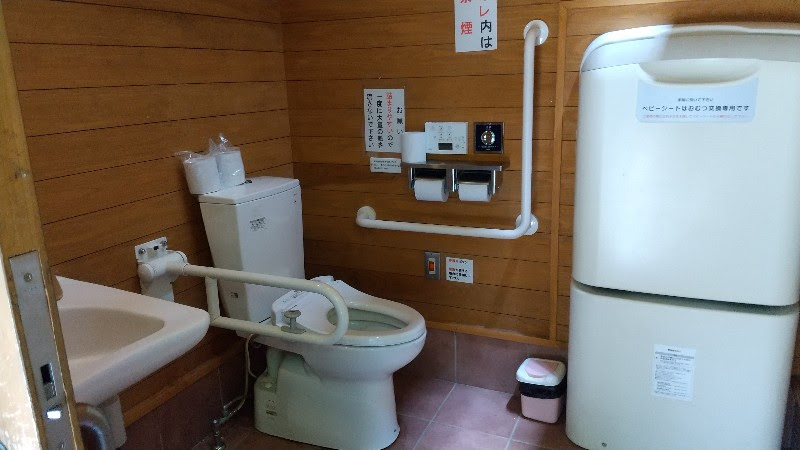 えひめ森林公園の駐車場付近のトイレ