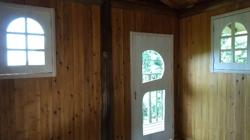 えひめ森林公園のツリーハウスの白色の扉と部屋の中