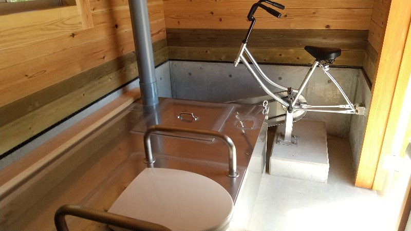えひめ森林公園のバイオ式トイレにある自転車と便器