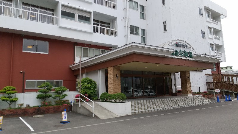 松山観光臨時駐車場の目の前にある、ホテル「湯快リゾート 道後温泉 道後彩朝楽」