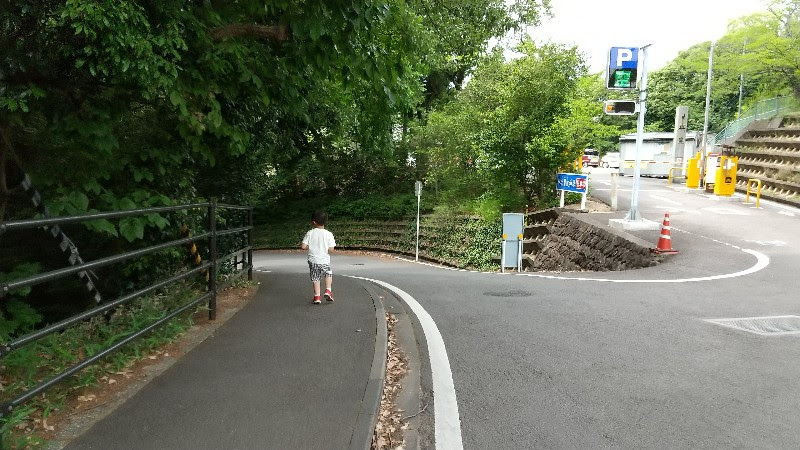 無料駐車場「松山観光臨時駐車場」から道後温泉本館までの下り坂