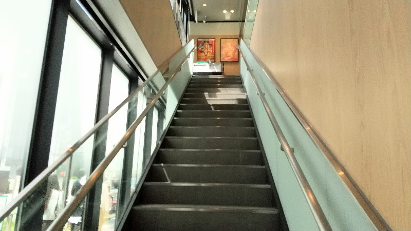 マクドナルド松山市駅前店の階段