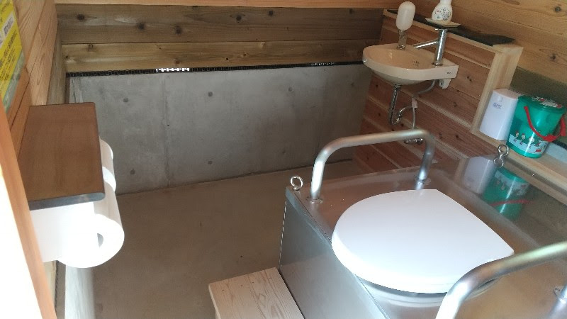 えひめ森林公園のバイオ式トイレの便座と手洗い場