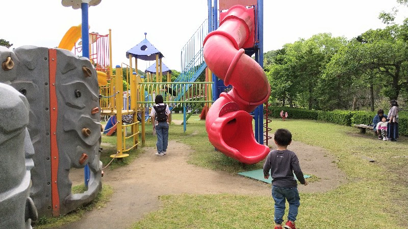 南楽園ファミリーパークの子供広場の赤色の滑り台