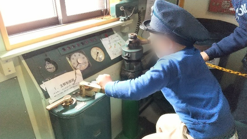 香川県三豊市、鉄道博物館 KトレインワールドでDE10運転装置の前に座り機関士体験