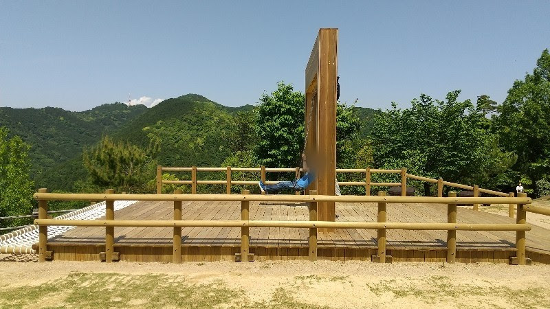 えひめ森林公園の大型木製ブランコ「結のブランコ」