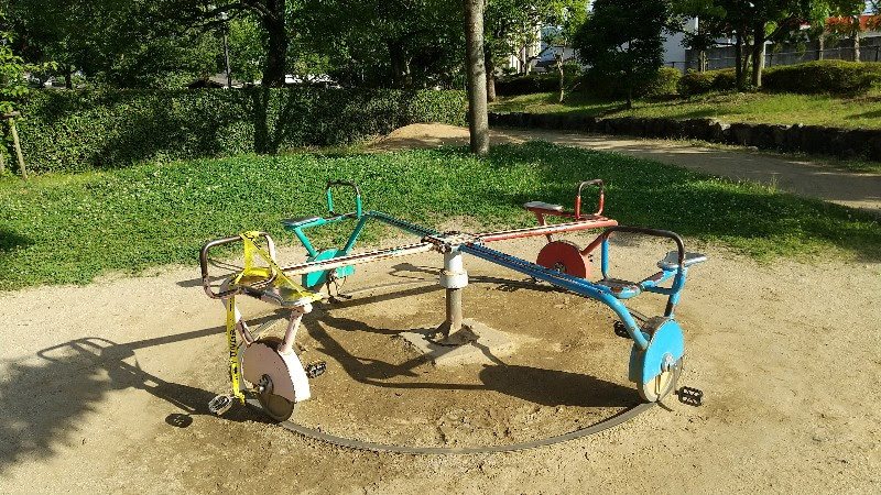 松山市の水遊び＆川遊びができる人気スポット「杖ノ淵公園」子供広場の自転車のようにペダルを踏んで、くるくると回転する遊具