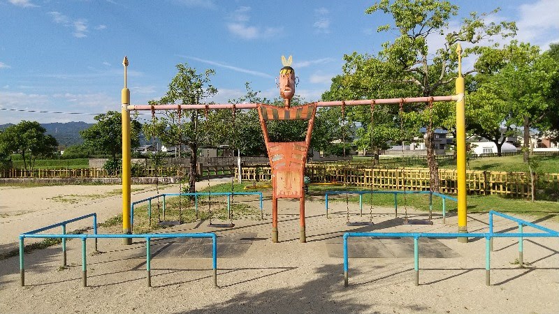 松山市の水遊び＆川遊びができる人気スポット「杖ノ淵公園」子供広場のブランコ