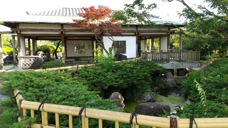 松山市の水遊び＆川遊びができる人気スポット「杖ノ淵公園」の日本庭園の休憩所