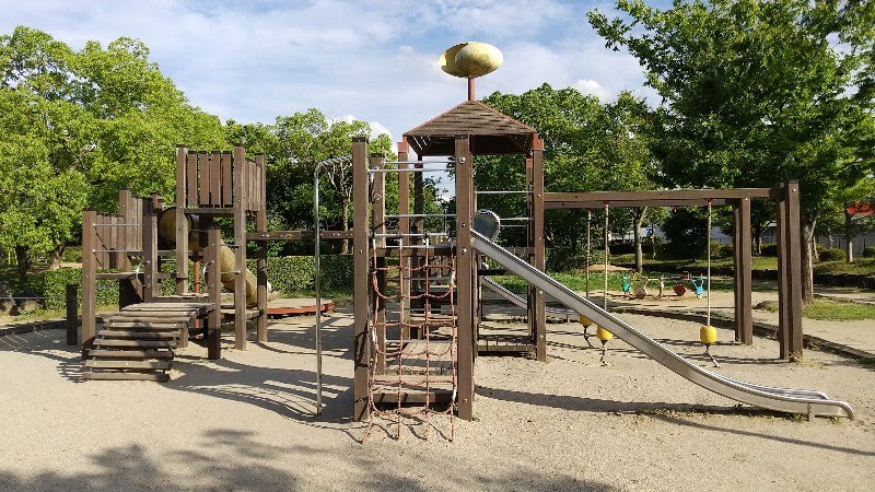 松山市の水遊び＆川遊びができる人気スポット「杖ノ淵公園」子供広場の複合遊具