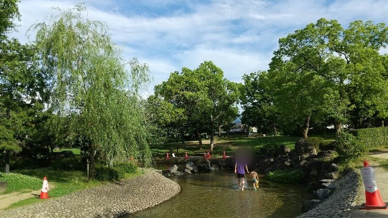 松山市の水遊び＆川遊びができる人気スポット「杖ノ淵公園」親水広場の「開放区域」