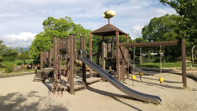 松山市の水遊び＆川遊びができる人気スポット「杖ノ淵公園」子供広場の複合遊具
