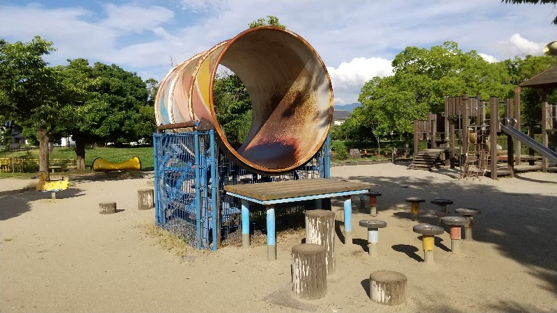 松山市の水遊び＆川遊びができる人気スポット「杖ノ淵公園」子供広場のステップバランス台と筒形の回転する遊具