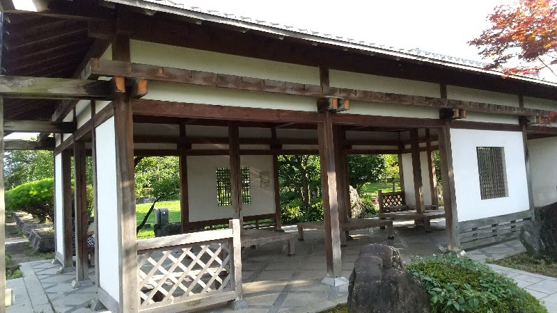松山市の水遊び＆川遊びができる人気スポット「杖ノ淵公園」の日本庭園の休憩所