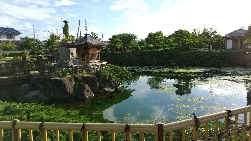 松山市の水遊び＆川遊びができる人気スポット「杖ノ淵公園」の湧水池の空海（弘法大師）さま
