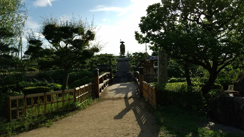 松山市の水遊び＆川遊びができる人気スポット「杖ノ淵公園」の湧水池の空海（弘法大師）さま