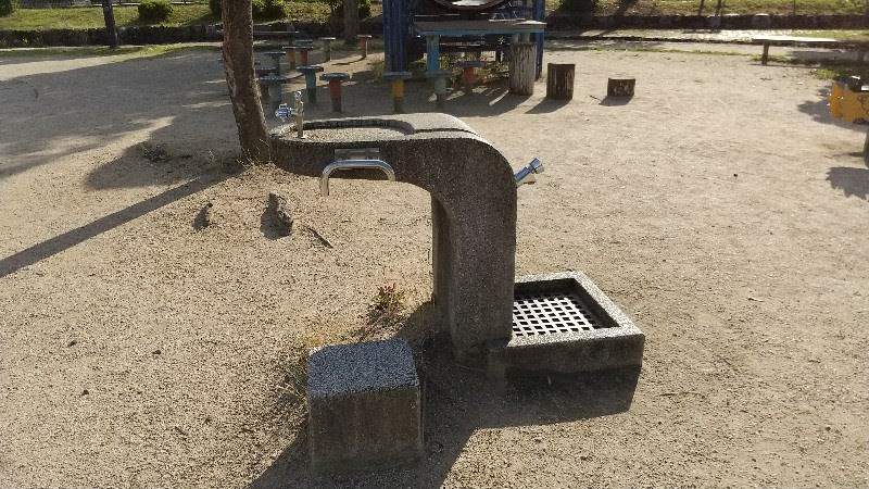松山市の水遊び＆川遊びができる人気スポット「杖ノ淵公園」子供広場の水飲み場と手洗い場