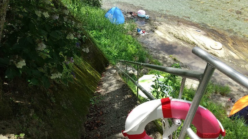 高知県仁淀川の穴場スポット、幼児との川遊びにおすすめ！池川439交流館裏の「ふれあい公園」から土居川へ降りる階段