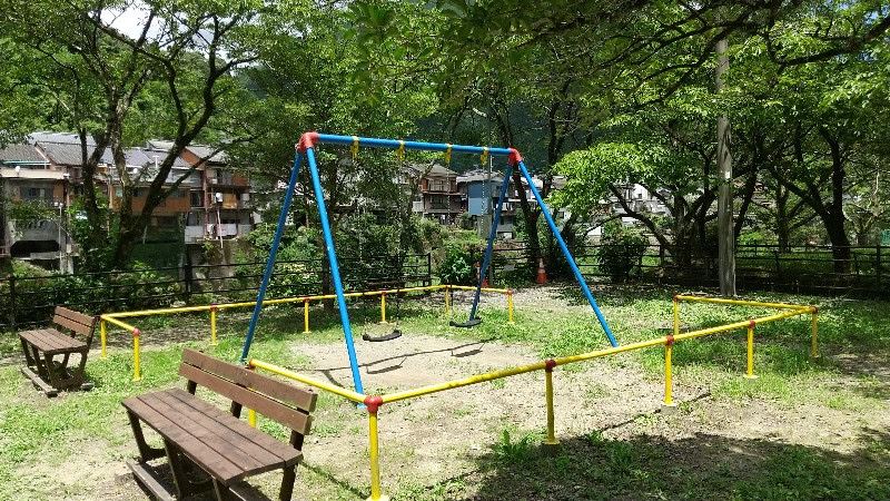 高知県仁淀川の穴場スポット、幼児との川遊びにおすすめ！池川439交流館裏の「ふれあい公園」のブランコ
