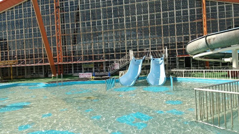 愛媛県松山市おすすめのプール「イヨテツスポーツセンターの屋外プール」幼児スライダー