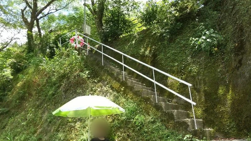 高知県仁淀川の穴場スポット、幼児との川遊びにおすすめの池川439交流館裏の「ふれあい公園」の下を流れる土居川で川遊び