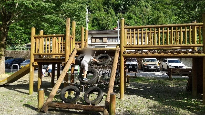 高知県仁淀川の穴場スポット、幼児との川遊びにおすすめの池川439交流館裏の「ふれあい公園」の木製遊具