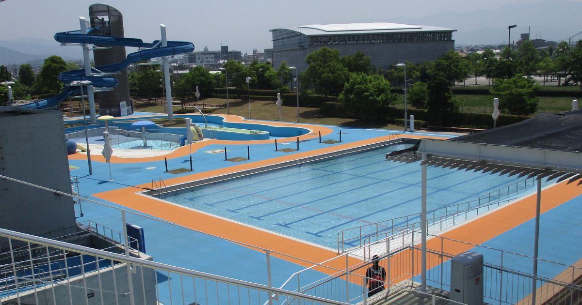 愛媛県松山市おすすめのプール「アクアパレットまつやま」の屋外プール
