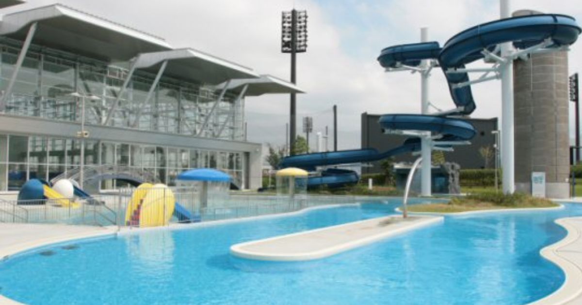 愛媛県松山市おすすめのプール「アクアパレットまつやま」の屋外プールゾーン