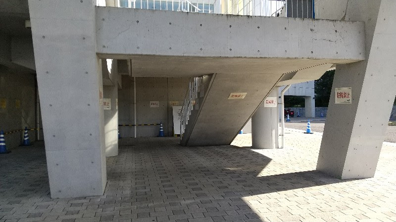愛媛県松山市おすすめのプール「アクアパレットまつやま」駐車場からの階段
