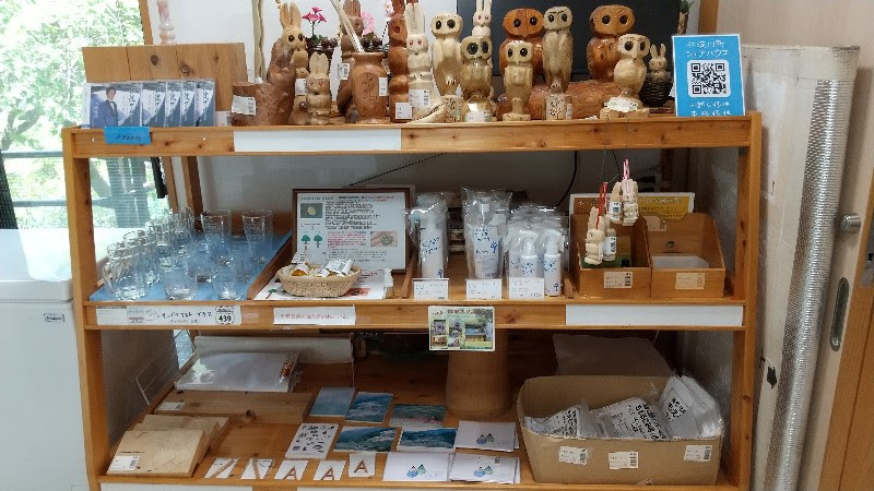 高知県仁淀川の穴場スポット、池川439交流館で販売されている木製の置物やによどヒノキウォーター
