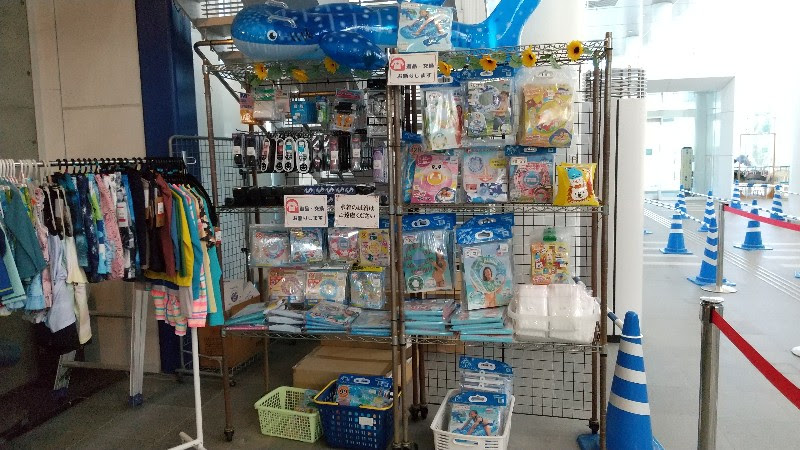 愛媛県松山市おすすめのプール「アクアパレットまつやま」の売店、ゴーグルや浮き輪の販売