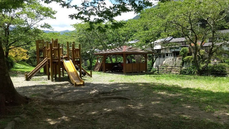 高知県仁淀川の穴場スポット、幼児との川遊びにおすすめの池川439交流館裏の「ふれあい公園」の木製遊具