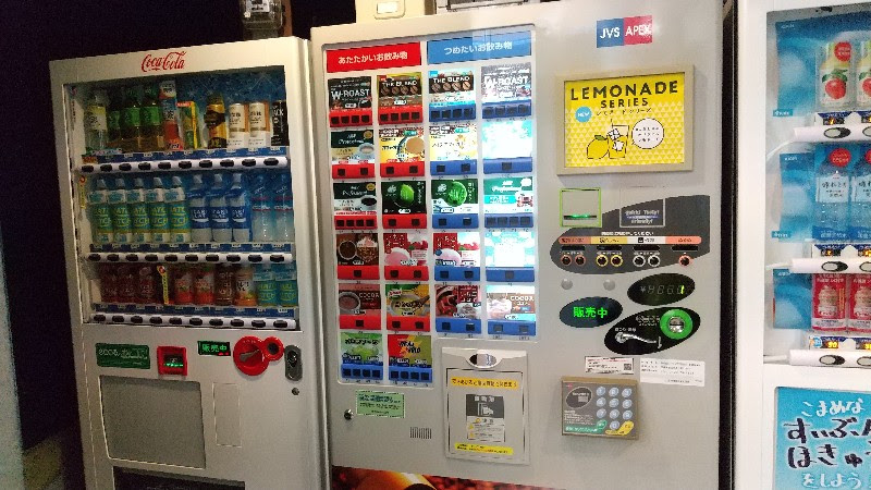 愛媛県松山市おすすめのプール「アクアパレットまつやま」メインエントランスにある自動販売機