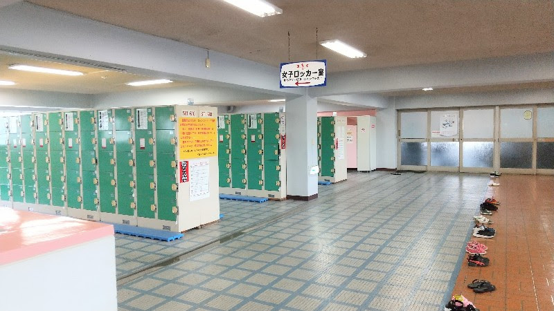 愛媛県おすすめのプール「イヨテツスポーツセンター」の女子更衣室とロッカー