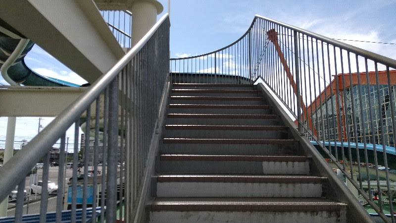 愛媛県松山市おすすめのプール「イヨテツスポーツセンターの屋外プール」スパイラルウォータースライダーの階段