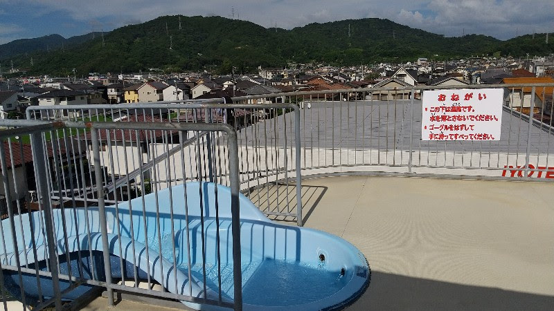 愛媛県松山市おすすめのプール「イヨテツスポーツセンターの屋外プール」スパイラルウォータースライダーの頂上