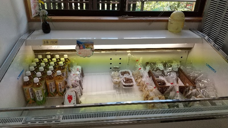高知県仁淀川の穴場スポット、池川439交流館で販売されているお味噌や煮豆、干大根