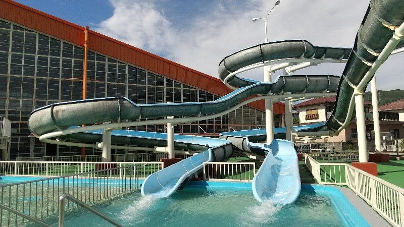 愛媛県松山市おすすめのプール「イヨテツスポーツセンターの屋外プール」スパイラルウォータースライダー