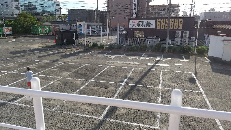 愛媛県松山市「イヨテツスポーツセンターのプール」駐車場